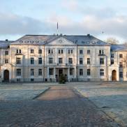 Aussenaufnahme des Klinikums, umgeben von einer einladenden Landschaft.