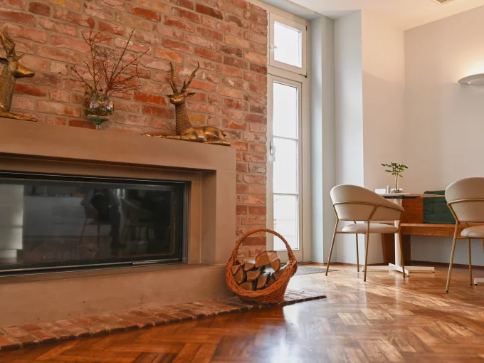 Gemütlicher Kamin in einer einladenden Speiselounge, die Wärme und Atmosphäre ausstrahlt.