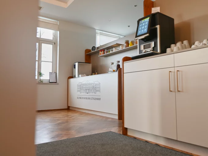 Moderne Küche mit weißen Schränken, perfekt für gesellige Stunden in der Speiselounge.