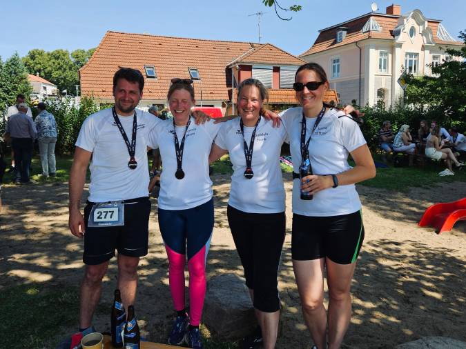 Mit einem Lächeln und einer Flasche Wasser