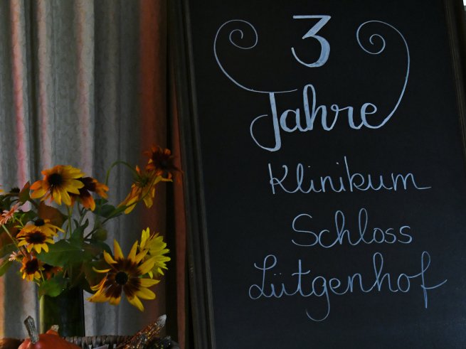 Eine Kreidetafel, die den besonderen Geburtstag des Klinikum Schloss Lütgenhof verkündet.