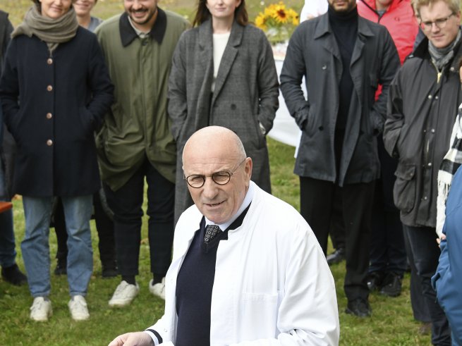 Prof. Dr. G. Danzer im weißen Kittel hält eine Rede vor einer versammelten Gruppe zum Geburtstag des Klinikums Schloss Lütgenhof.