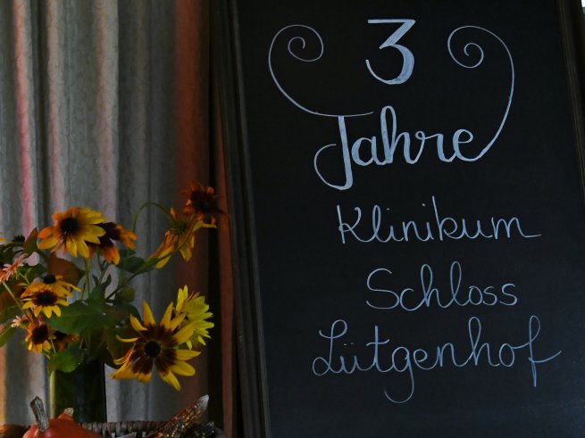 Eine Kreidetafel, die den besonderen Geburtstag des Klinikum Schloss Lütgenhof verkündet.