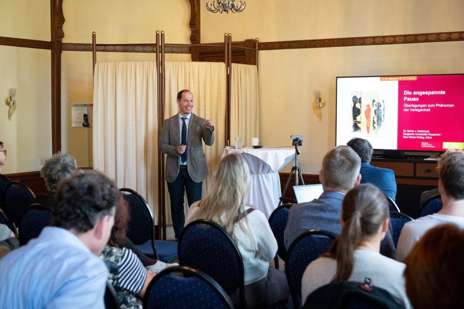 Vortrag „Die angespannte Pause“ zum Phänomen der Verlegenheit beim Symposium 2026