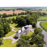 Luftaufnahme des Klinikums mit einem Fluss, der durch die grüne Landschaft fließt.