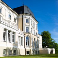 Psychosomatische Klinik von außen, ein großes Gebäude mit zahlreichen Fenstern, die eine offene und einladende Stimmung erzeugen.