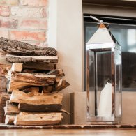 Ein Kamin mit einem Holzscheit auf dem Sims in der Kantine des Klinikums, der eine gemütliche Atmosphäre schafft.