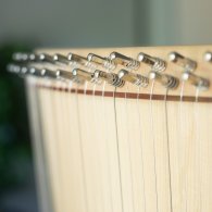 Nahaufnahme einer Harfe mit gespannten Saiten, ideal für Musiktherapie und emotionale Heilung.