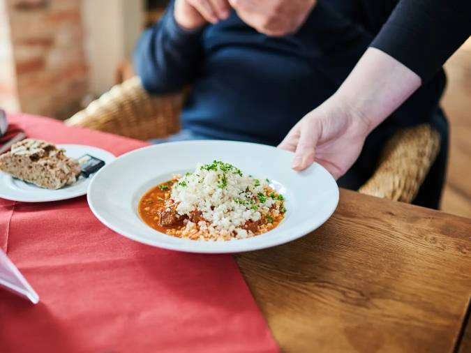 Frisch zubereitete Mahlzeit im Klinikum Schloss Lütgenhof